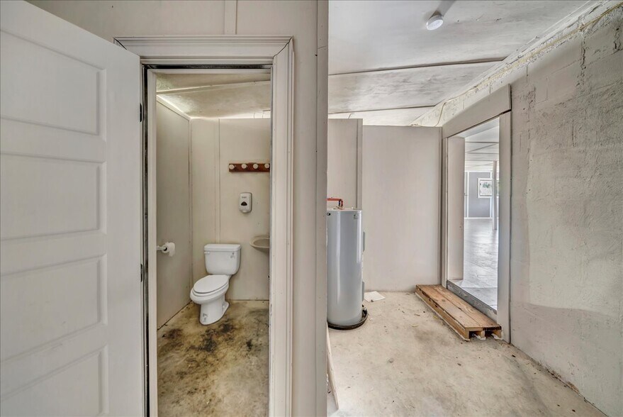 More Photos Of 131 S Jackson St, Hawkinsville Flex For Sale