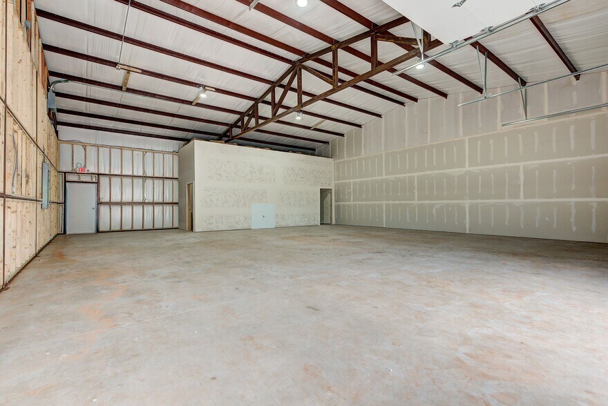 More Photos Of 3500 Wellsite, Norman Industrial For Lease