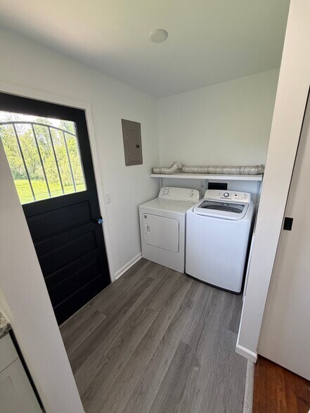 More Photos Of 911 Locust Dr, Richmond Flex For Sale