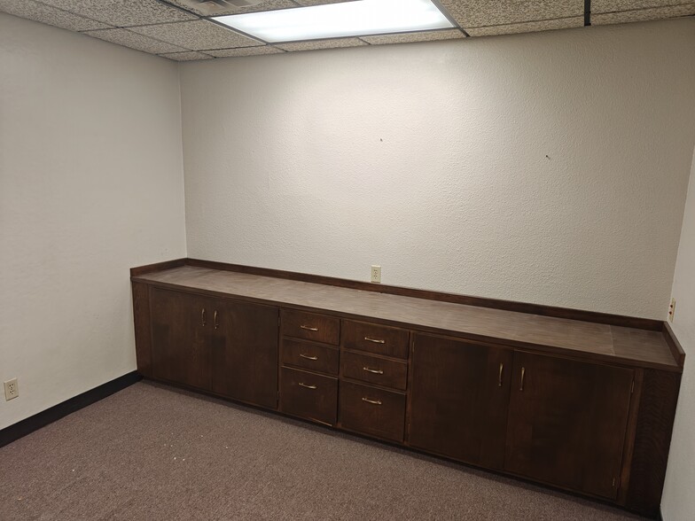 More Photos Of 208 1st St, McCook Office For Sale