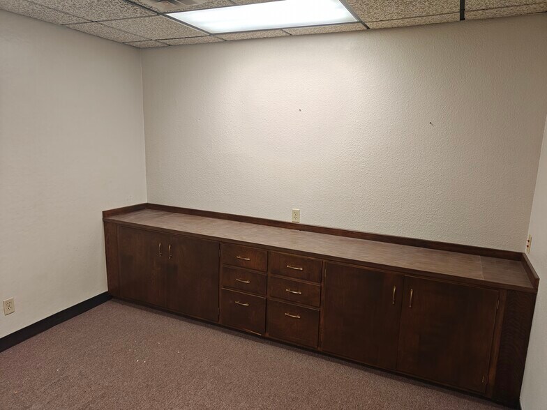 More Photos Of 208 E 1st St, McCook Office For Sale