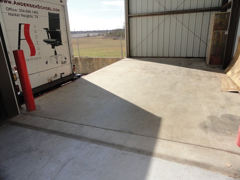 More Photos Of 400 Lookout Ridge Blvd, Harker Heights Warehouse For Sale