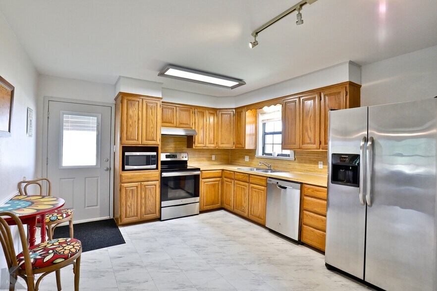 More Photos Of 2710 S Commercial Ave, Coleman Hotel For Sale