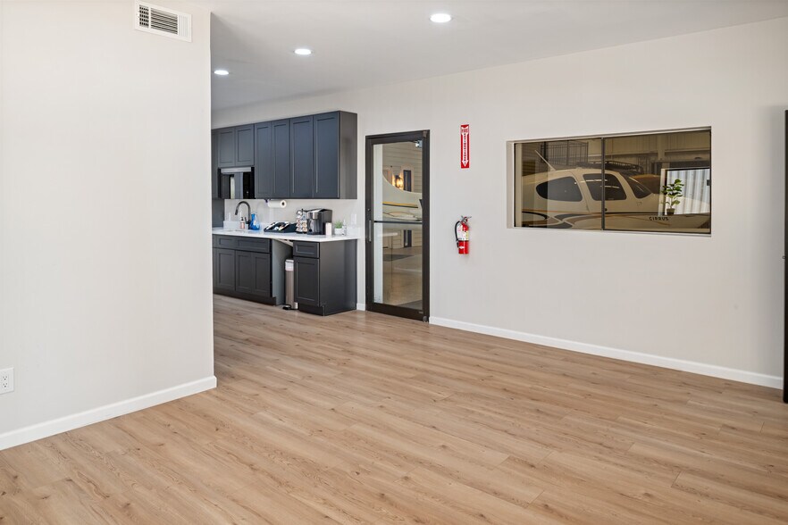 More Photos Of 18000 Groschke Rd, Houston Airplane Hangar For Lease