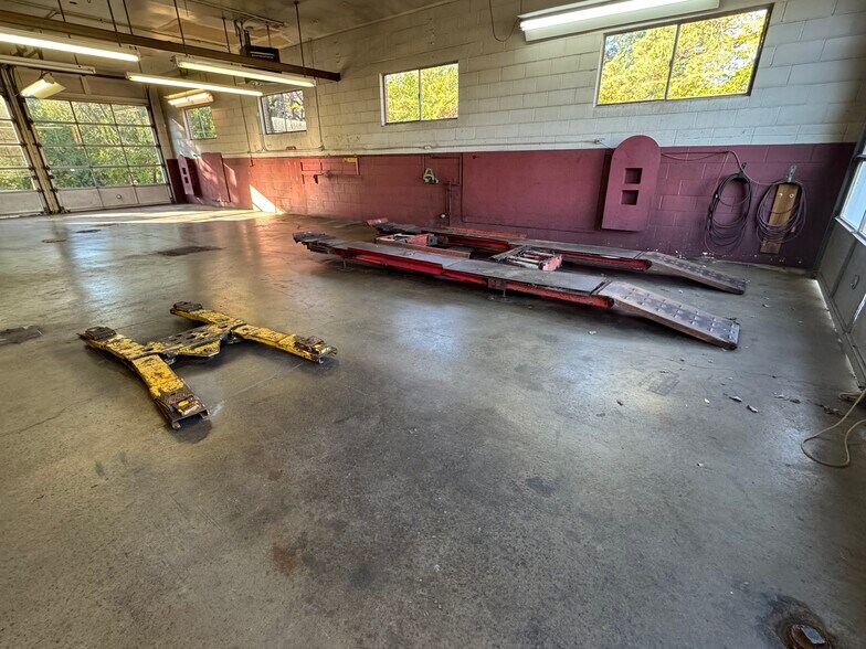 More Photos Of 913-915 W Galbraith Rd, Cincinnati Auto Repair For Sale