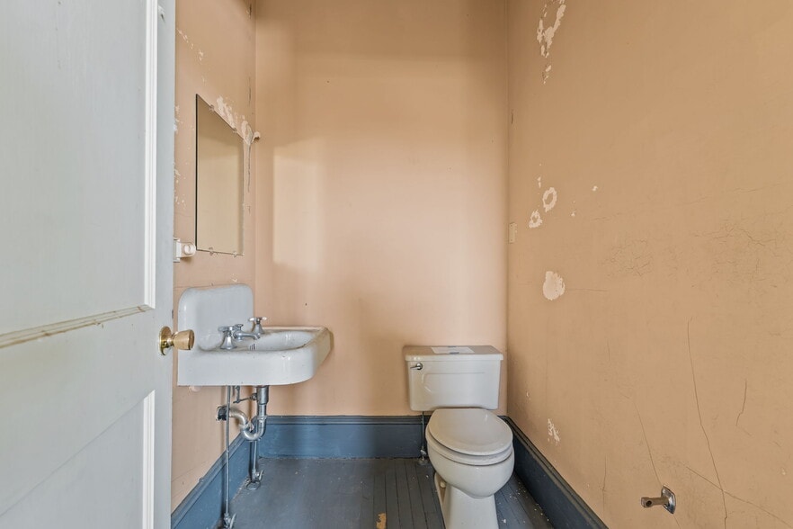 More Photos Of 220-222 S Scales St, Reidsville Storefront Retail Office For Sale