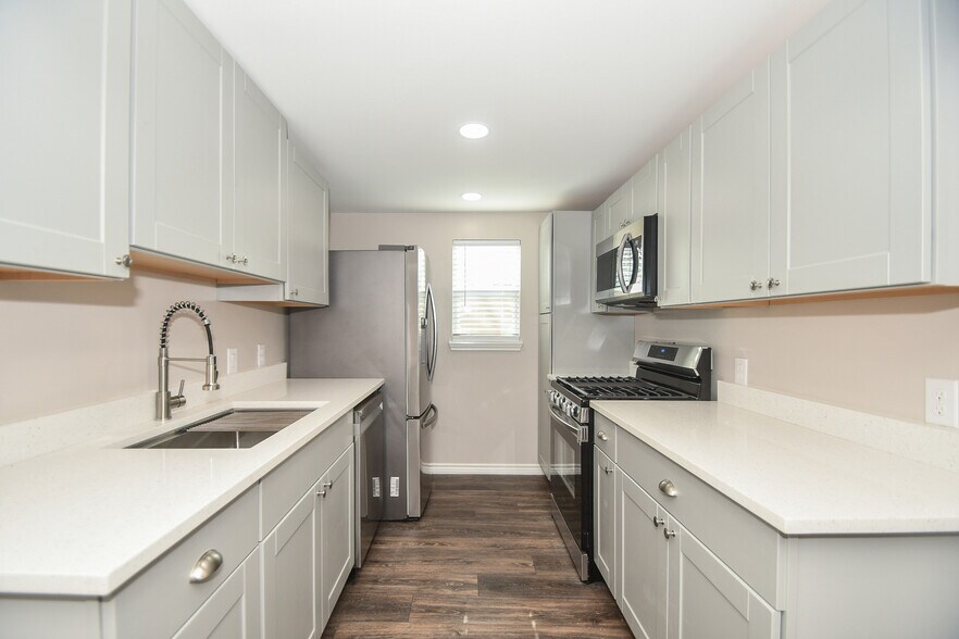 More Photos Of 4928 Old Spanish Trl, Houston Office For Sale