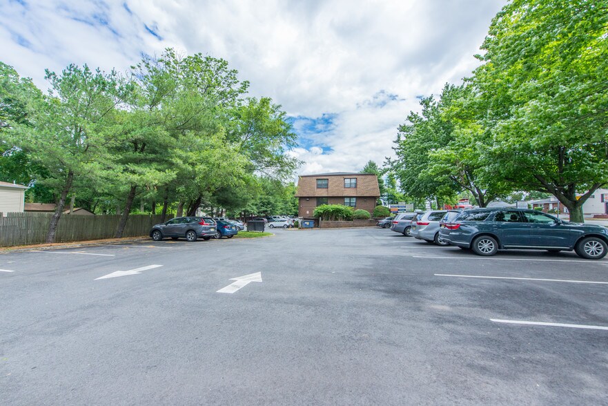 More Photos Of 1967 Lincoln Hwy, Edison Office For Sale