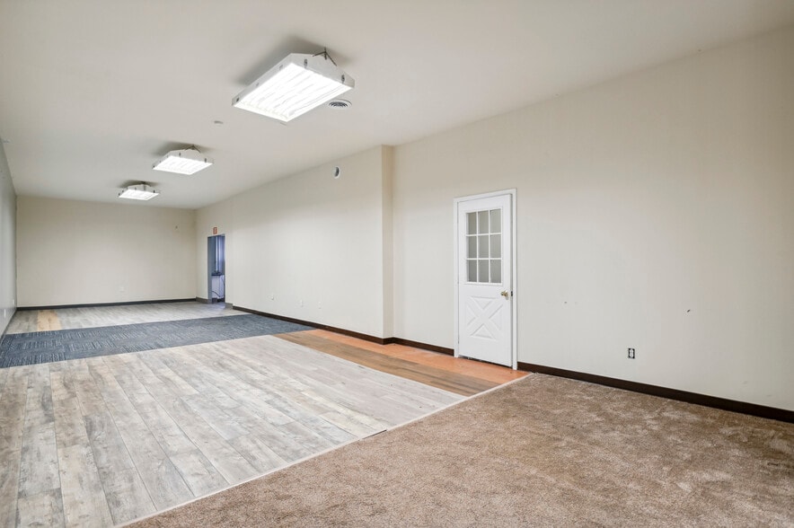 More Photos Of 308-314 W Basin Rd, New Castle Light Distribution For Lease