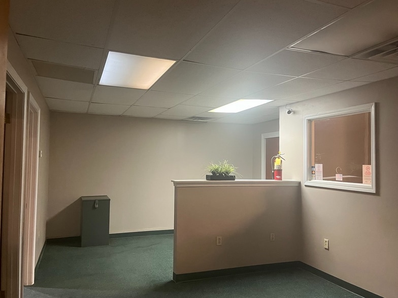 More Photos Of 1728 E New York St, Indianapolis Light Distribution For Sale