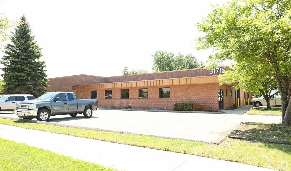 More Photos Of 31711-31715 W 8 Mile Rd, Livonia Warehouse For Lease