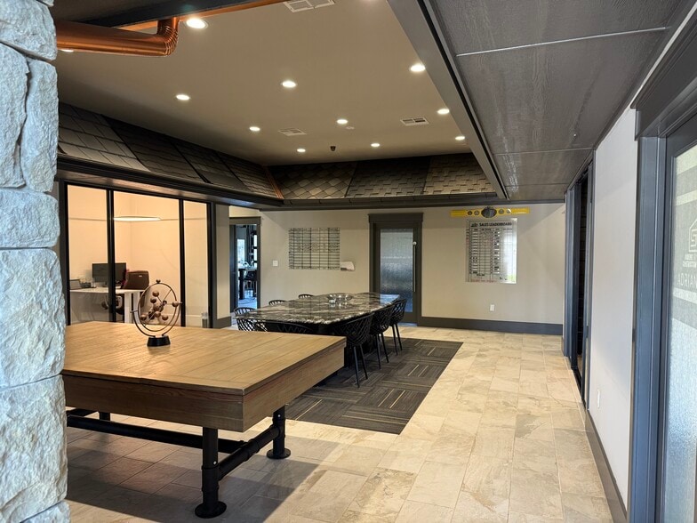 More Photos Of 424 S Main St, Newcastle Office For Lease