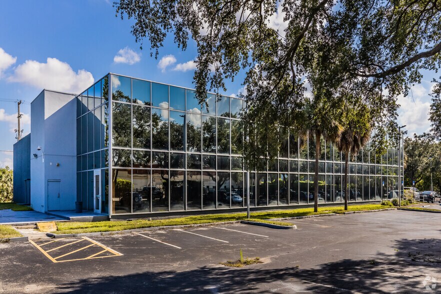 More Photos Of 300 Oakwood Ln, Hollywood Flex For Sale