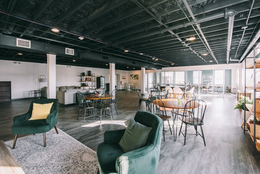 More Photos Of 401 Bolivar St, Denton Office For Sale