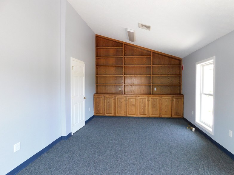 More Photos Of 271 Derry Rd, Litchfield Medical For Sale