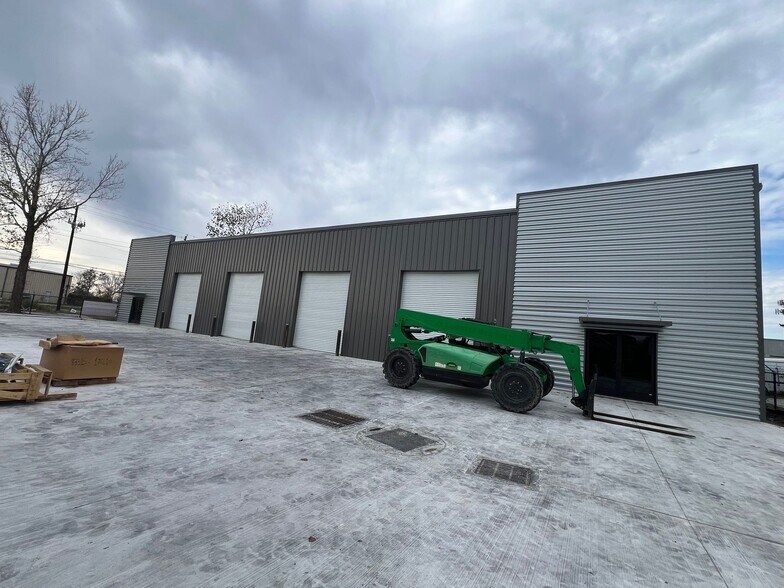 More Photos Of 7905 Berwyn Dr, Houston Distribution For Lease