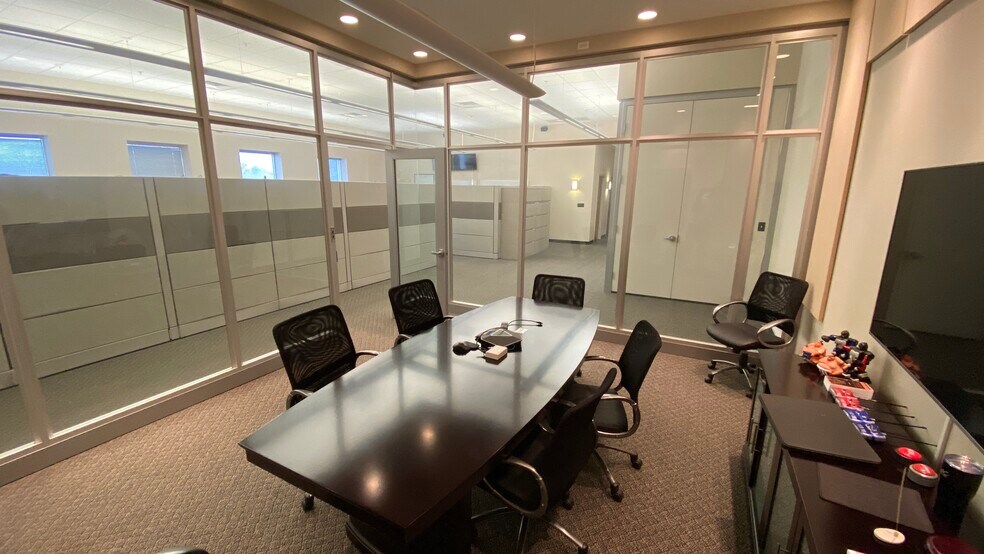 More Photos Of 165 E Commerce Dr, Schaumburg Flex For Lease