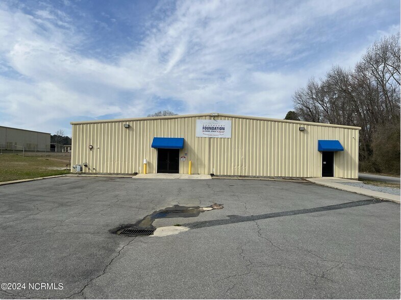 More Photos Of 709 1/2 Southwest Blvd, Clinton Warehouse For Lease