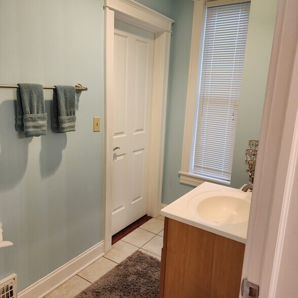 More Photos Of 321 Jefferson St, Algonquin Office Residential For Lease