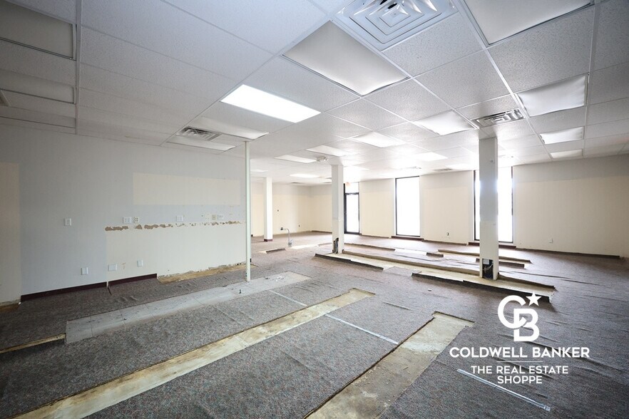 More Photos Of 911 N Main St, Garden City Office For Sale