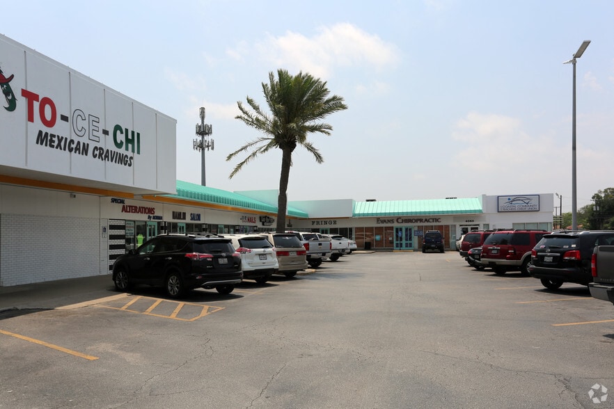 More Photos Of 3800-4060 S Staples St, Corpus Christi Storefront For Lease