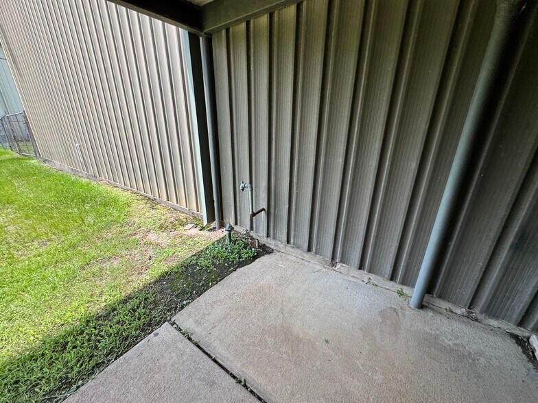 More Photos Of 1208 S Chestnut St, Lufkin Showroom For Sale