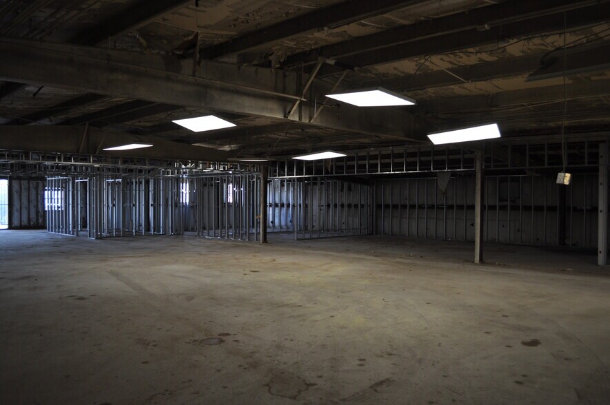 More Photos Of 1501 S Blue Bell Rd, Brenham Warehouse For Sale