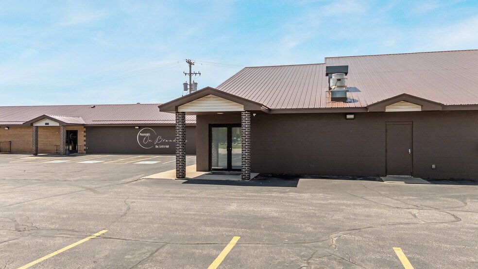 More Photos Of 689 Broadway, Berlin Restaurant For Sale