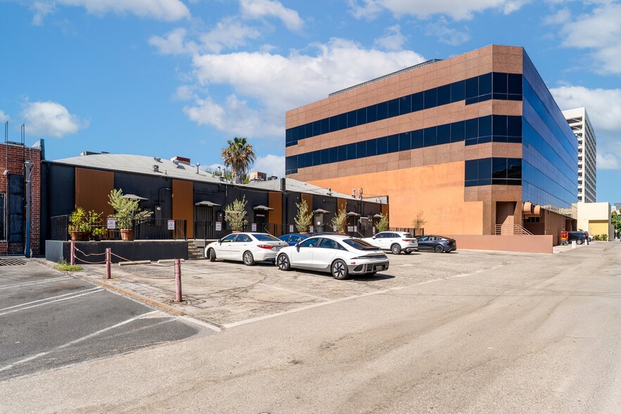 More Photos Of 15143-15153 Ventura Blvd, Sherman Oaks Storefront For Sale