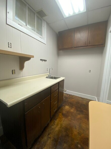 More Photos Of 1543 W Summit Ave, San Antonio Showroom For Sale