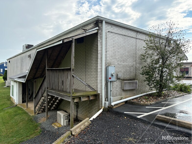 More Photos Of 35 S Dwight St, West Lawn Office For Lease