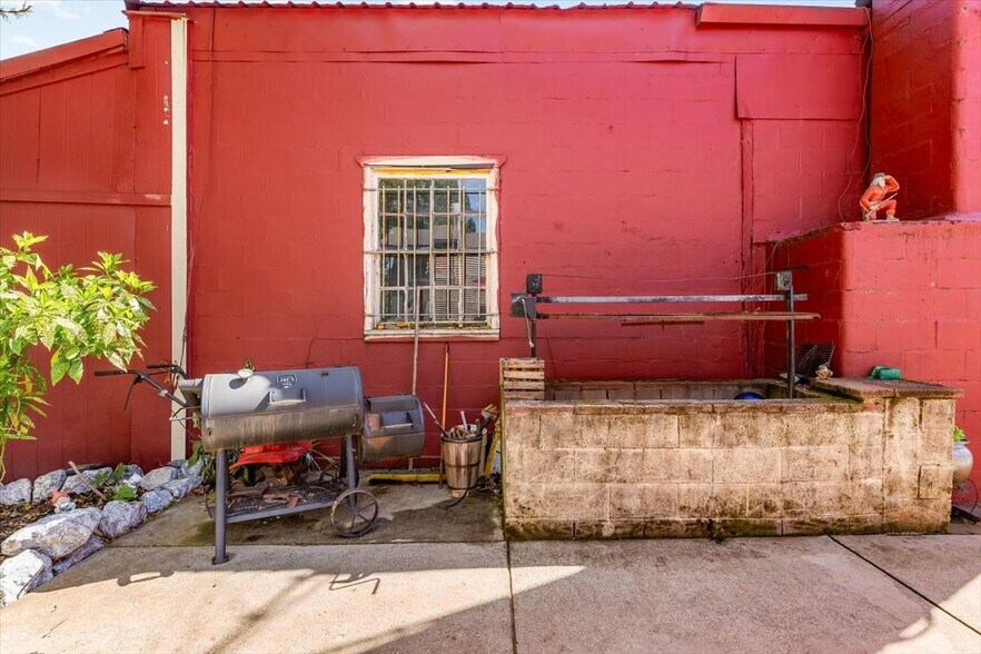 More Photos Of 21375 Main St, Lakehead General Retail For Sale