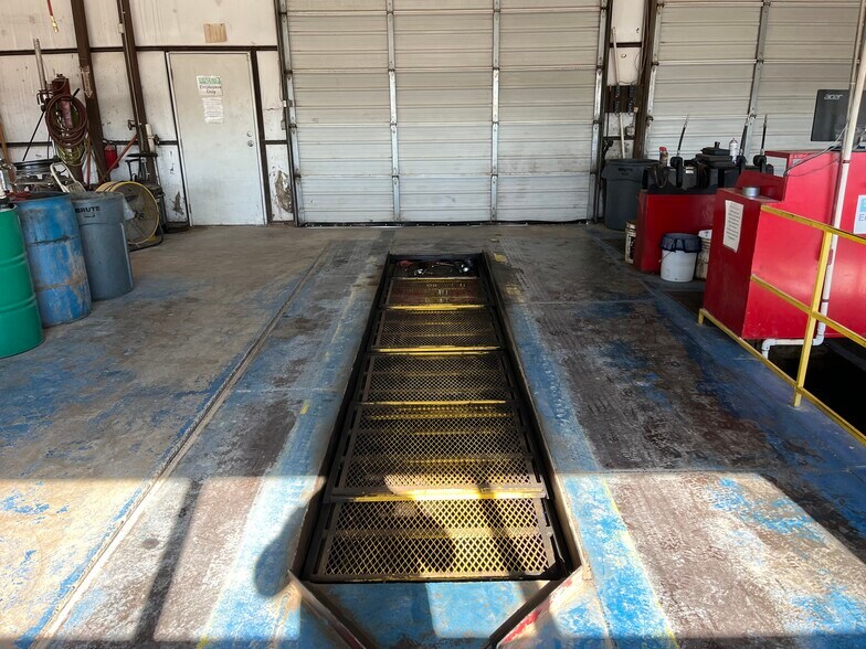 More Photos Of 1202 Cherokee St, Lindsay Auto Repair For Sale