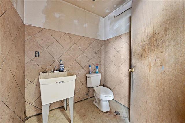 More Photos Of 401 N 5th St, Custer Industrial For Sale