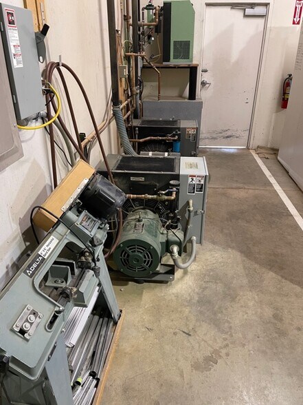 More Photos Of 405 S Pierce Ave, Louisville Warehouse For Lease