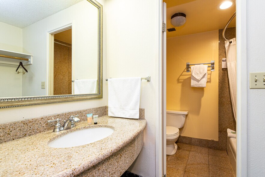 More Photos Of 150 Hegenberger Rd, Oakland Hotel For Sale