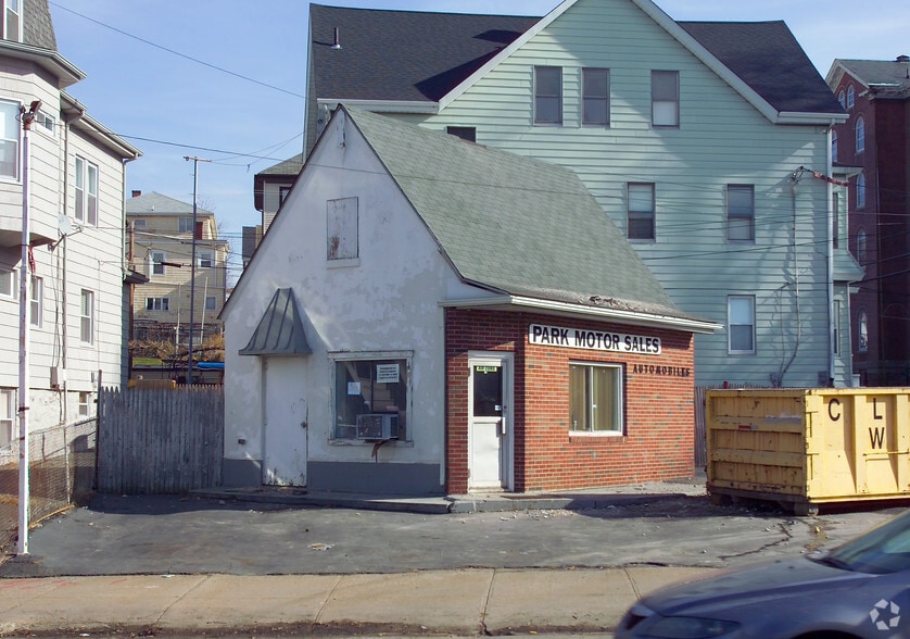 Primary Photo Of 720 S Main St, Fall River Freestanding For Sale