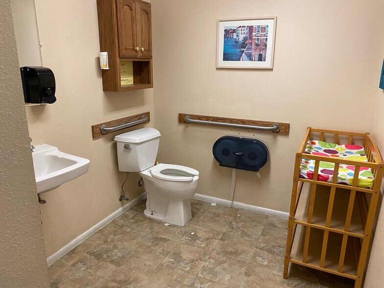 More Photos Of 1455-1463 W Center St, Orem Showroom For Lease