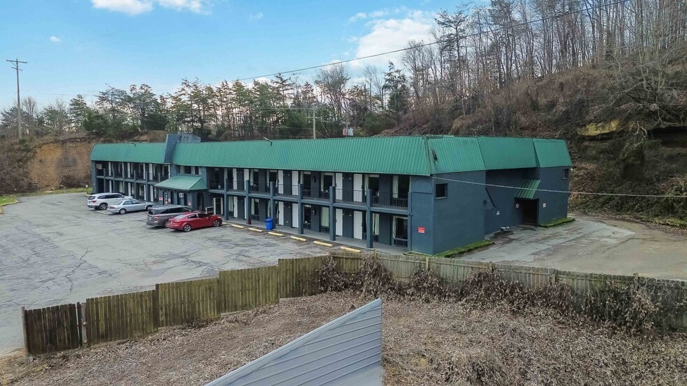 More Photos Of 1798 S Wilderness Rd, Mount Vernon Hotel For Sale