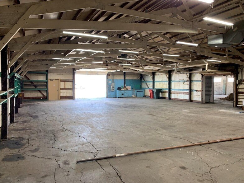 More Photos Of 201-205 W Saint Louis Ave, East Alton Warehouse For Lease