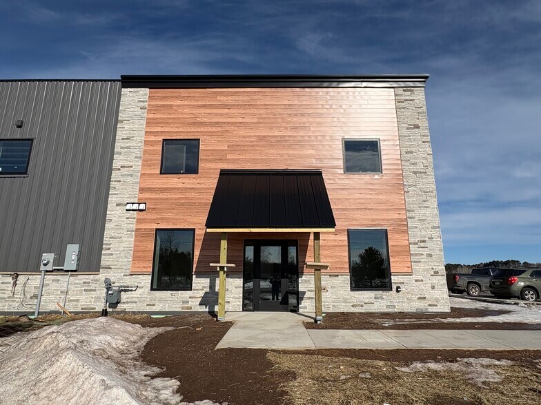 More Photos Of 533 Commerce Way, Cloquet Flex For Lease