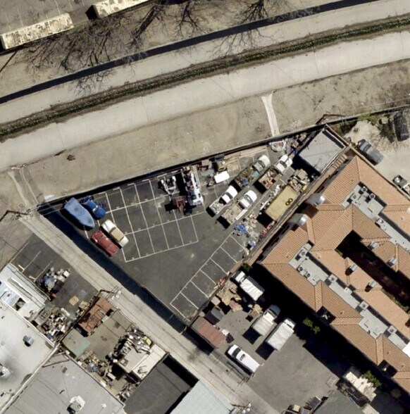 Primary Photo Of 418 S Lake St, Burbank Contractor Storage Yard For Sale