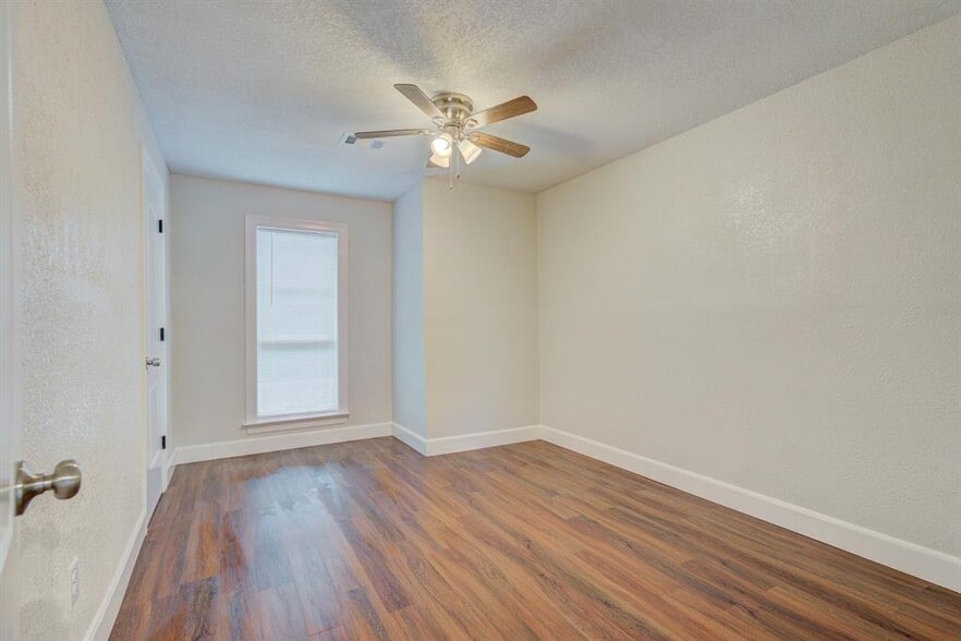 More Photos Of 2127-1 Maximilian St, Houston Apartments For Sale