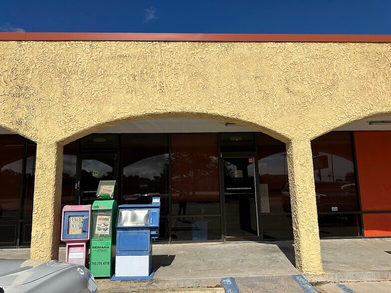 More Photos Of 210 W Fairmont Pky, La Porte General Retail For Lease