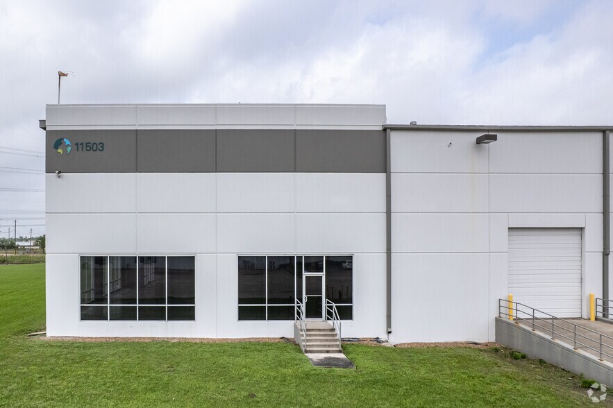 More Photos Of 11503 Highway 225, La Porte Warehouse For Lease