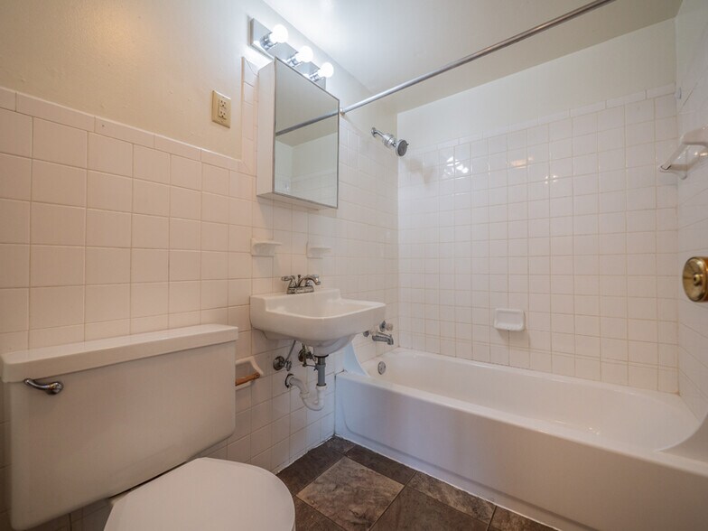 More Photos Of 1121 N College Dr, Maryville Apartments For Sale