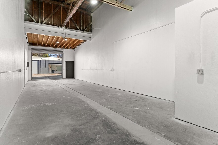 More Photos Of 21602-21612 Western Blvd, Hayward Service For Lease