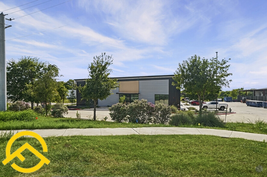 More Photos Of 300 Co Rd 199, Hutto Flex For Lease
