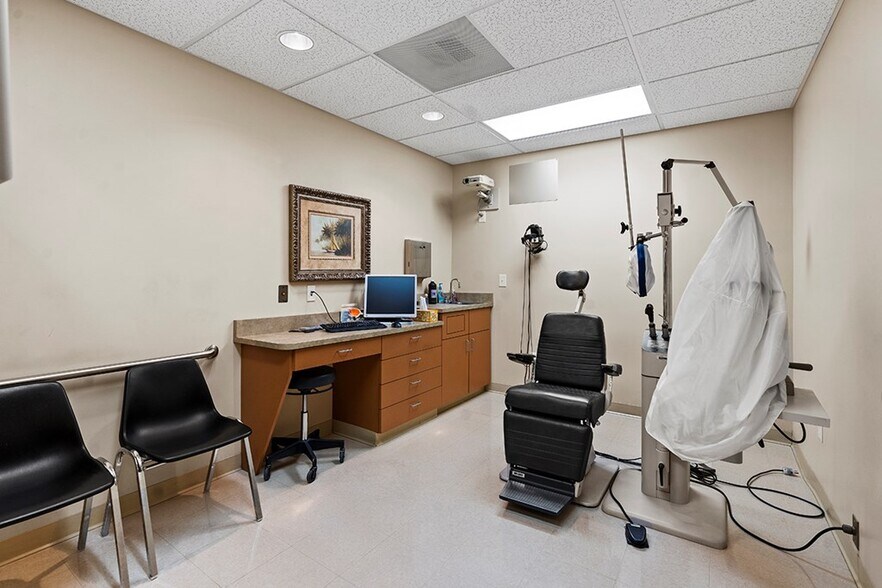 More Photos Of 202 Overland Dr, Greenwood Medical For Sale