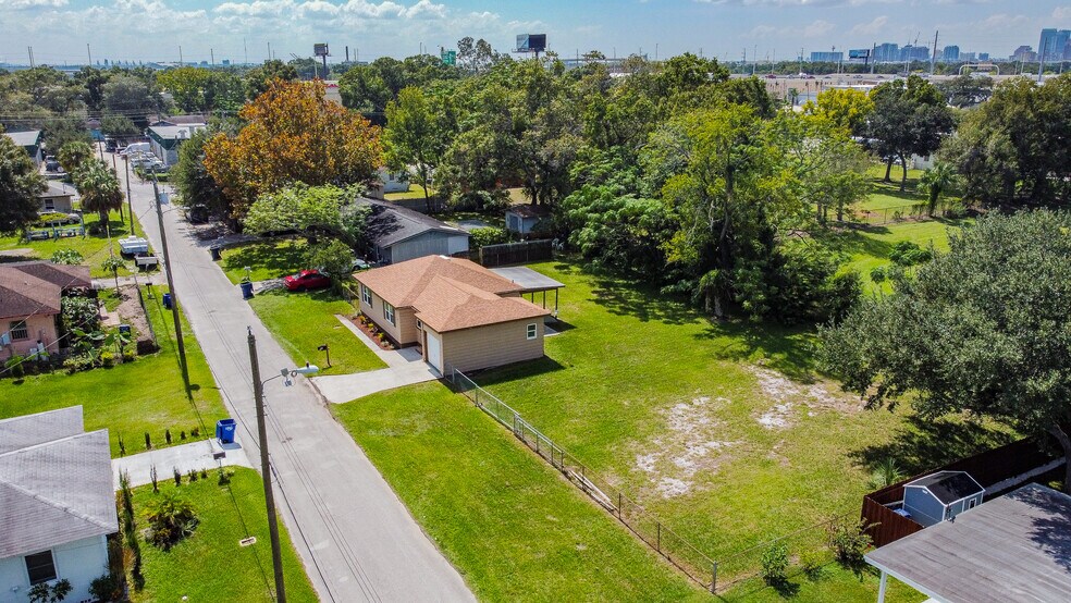 More Photos Of 2706 Stallone Dr, Tampa Office Residential For Lease